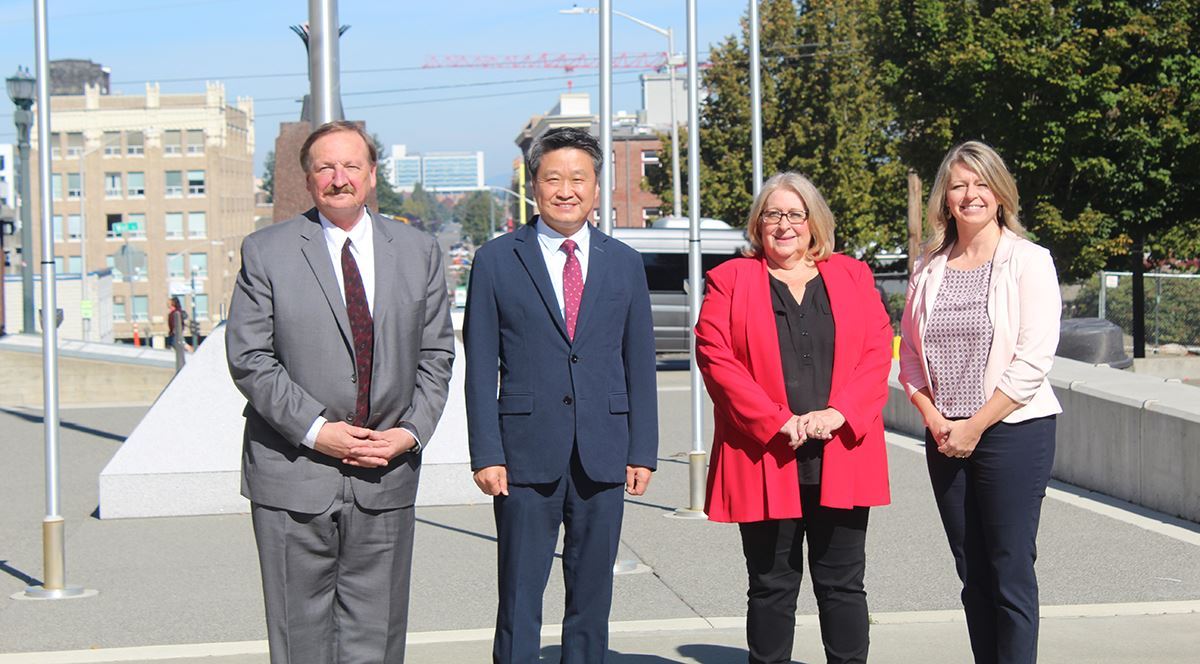 Korean business leaders visit Cascade Industrial Center